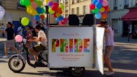 Paris Gay Pride 2023. Un vélo tirant un remorque sur laquelle est inscrit "Pride"